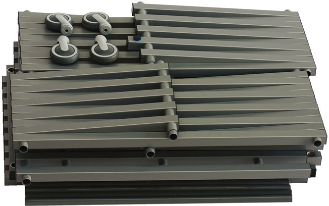 szary regał basenowy na kółkach na sprzęt